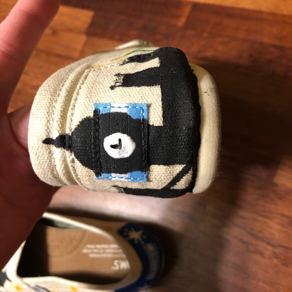 Handpainted Peter Pan TOMS - Picture 3 of 10